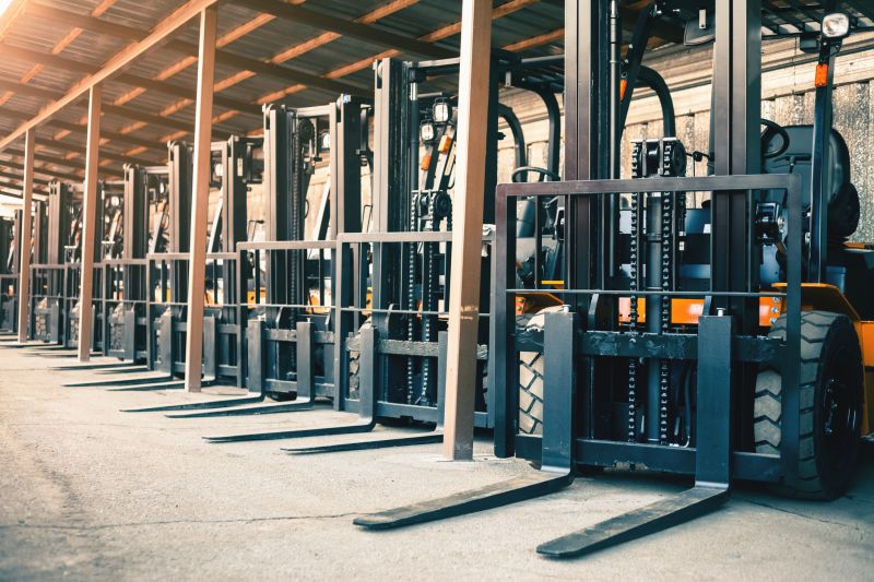 Lifts heavy loads with accuracy and control.